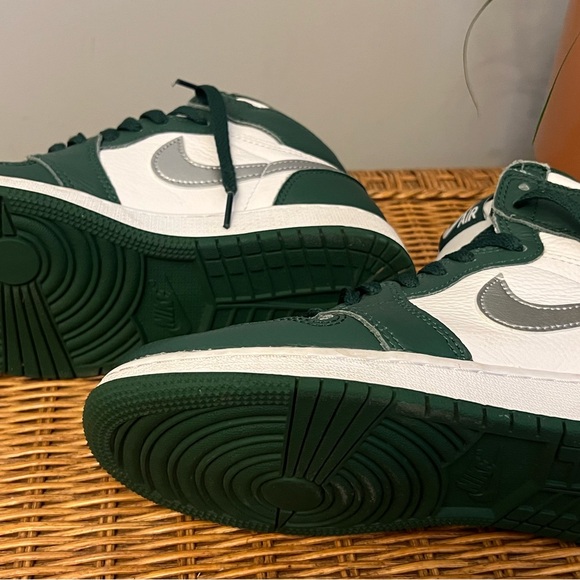 Air Jordan I Retro High OG - Picture 4 of 11